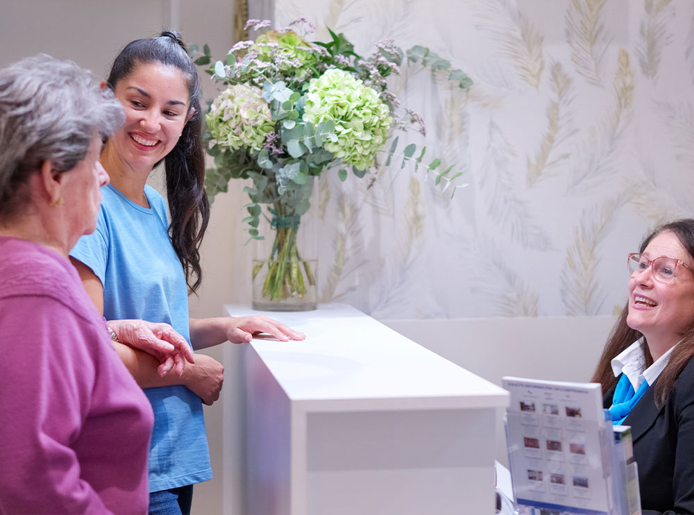 Blumen auf einem Tresen