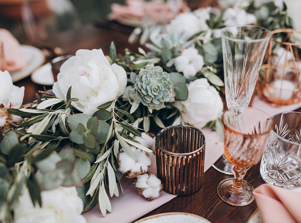 Schöne Tischdekoration auf einer Hochzeit